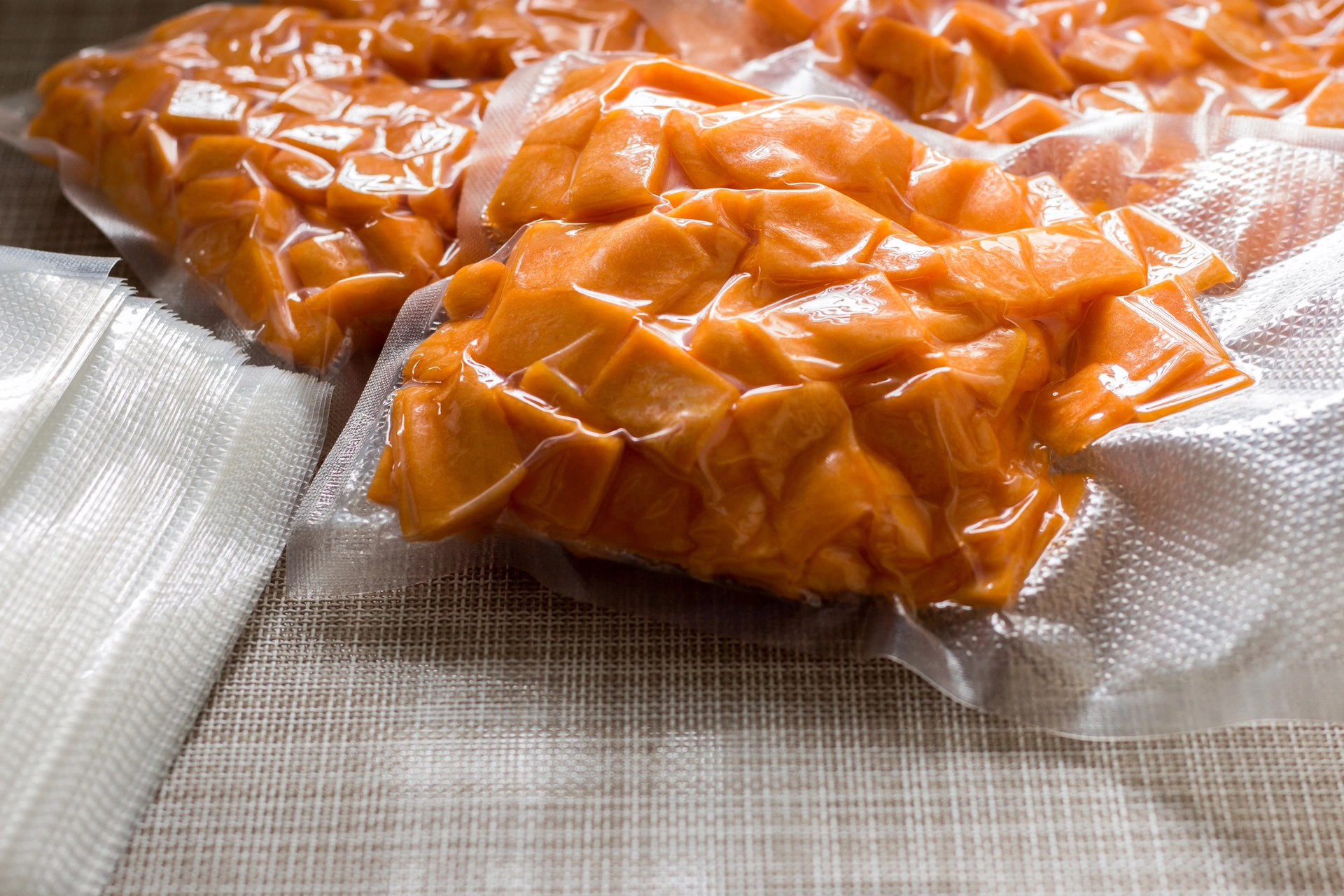 Gotowe opakowania przemieszczające się po linii