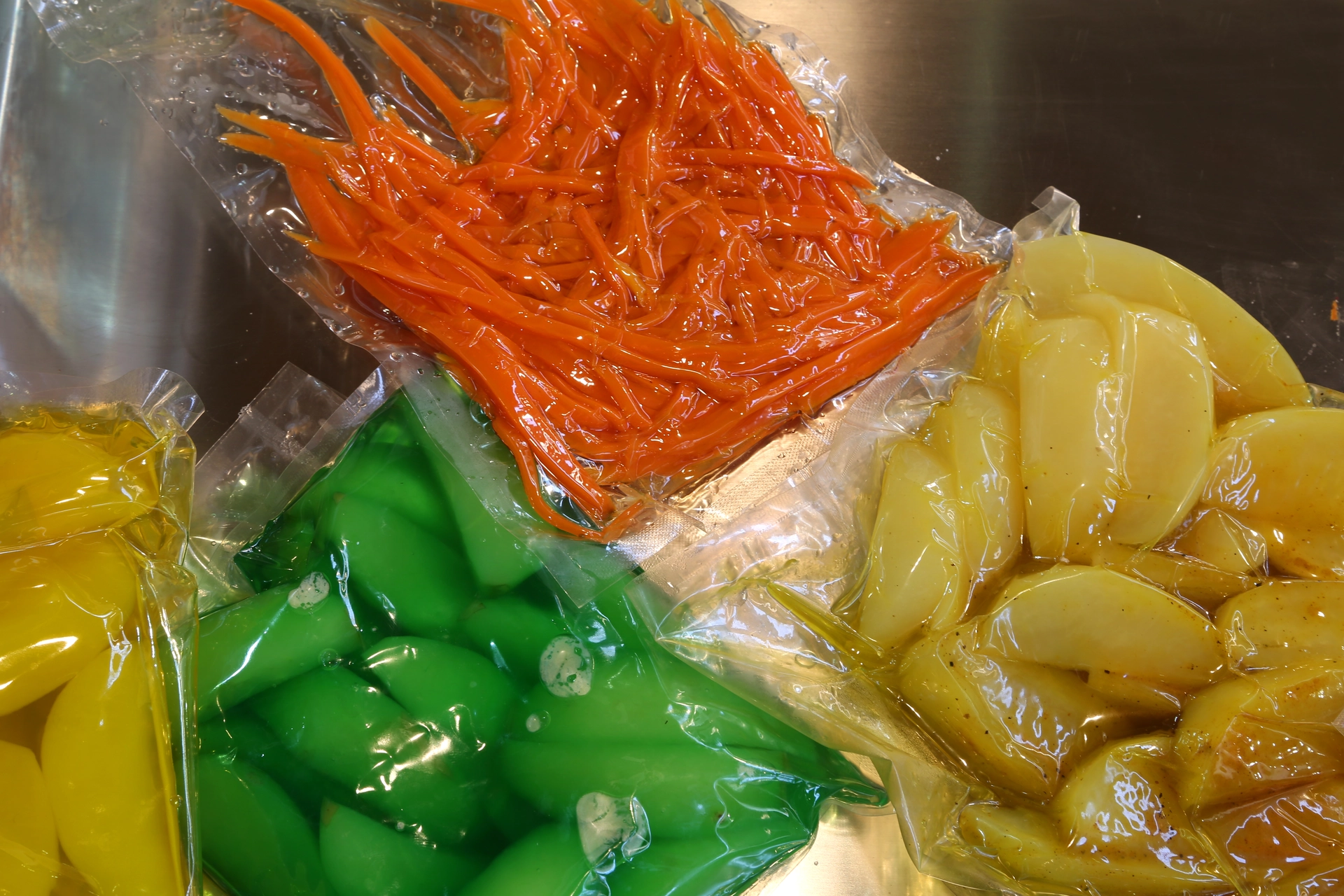 Warzywa szczelnie zapakowane w worek foliowy