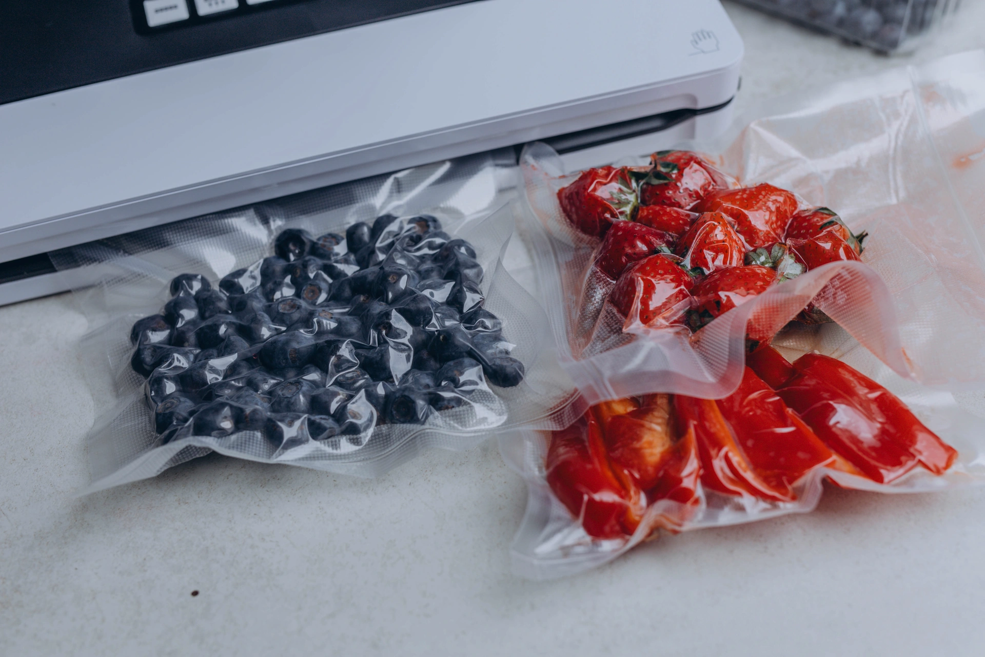 Owoce w opakowaniach w komorze chłodniczej