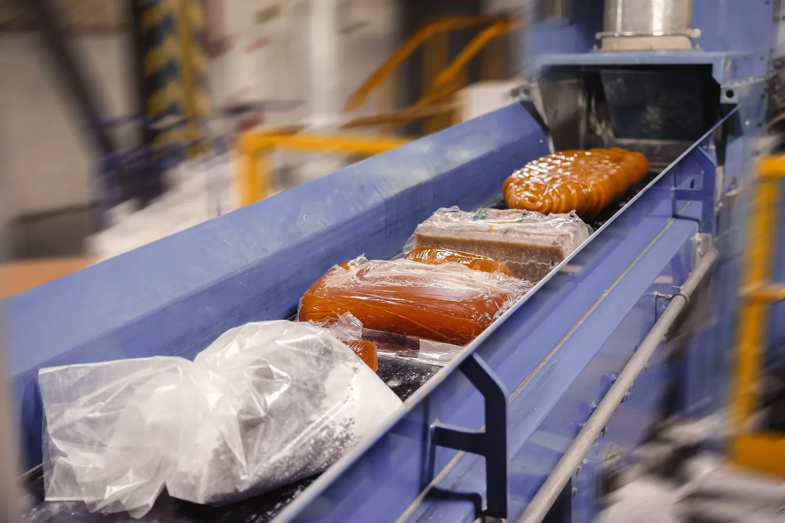 Przemysłowa linia pakująca wykorzystująca opakowania foliowe